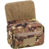 Vista frontale della tasca tattica Drop Down Pouch prodotta da Defcon 5. Caratterizzata dall'iconico mimetismo Vegetato Esercito Italiano, questo marsupio sottopiastra è progettato per essere agganciato a gilet tattici e body armor tramite sistema a strappo (velcro). Realizzato in materiale ad alta resistenza, è un accessorio fondamentale per softair, carichi militari e softair di alto livello. Tasca drop down pouch Defcon 5 in mimetismo vegetato italiano, marsupio tattico militare per gilet porta piastre.