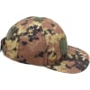 Vista frontale del cappello baseball vegetato Delta prodotto da Defcon 5. Realizzato in cotone mimetico per softair e attività tattiche, mostra i dettagli del tessuto a strappo per patch e la visiera rigida. Cappello baseball vegetato Delta Defcon 5 mimetico per softair con velcro frontale per patch