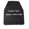 Dettaglio della piastra rigida protettiva SAPI finta (dummy) di colore nero prodotta da Conquer Tactical, specifica per l'inserimento in gilet tattici e plate carrier da softair per simulazione militare. Piastra rigida protettiva SAPI dummy Conquer Tactical per gilet softair