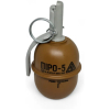 Immagine dettagliata della granata airsoft Piro-5G del brand Pyrosoft. La fotografia evidenzia la leva di sicurezza metallica, l'anello di innesco e il corpo cilindrico strutturato, replicando fedelmente il design RGD-5. Accessorio pirotecnico di alta qualità progettato per l'utilizzo in partite di softair, disponibile sul catalogo e-commerce di Gunshot.it. Immagine ottimizzata per ricerche legate ad attrezzatura tattica ed esplosivi simulati per softair. Primo piano della granata airsoft Piro-5G prodotta da Pyrosoft, equipaggiamento tattico per softair.