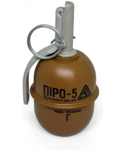 Primo piano della granata airsoft Piro-5G prodotta da Pyrosoft, equipaggiamento tattico per softair.